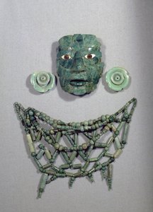 Calakmul begrafenismasker met kraag en oorbellen, Yucatán-schiereiland, Mexico Laat-Klassieke Periode